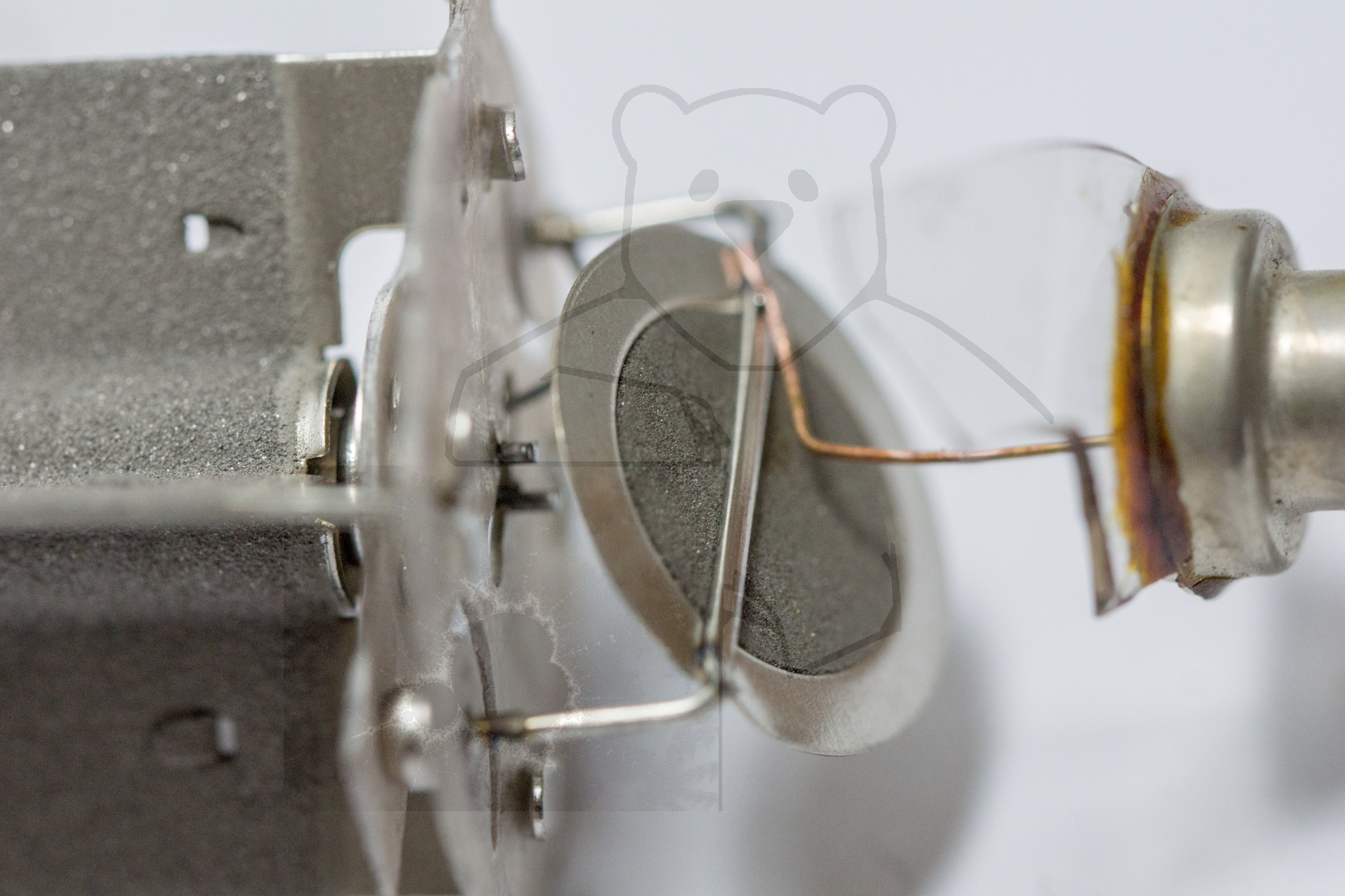 Makroaufnahme Unbekannte Russische Leistungsdiode Bild 5 - Obere Glimmerscheibe mit Getterpfanne