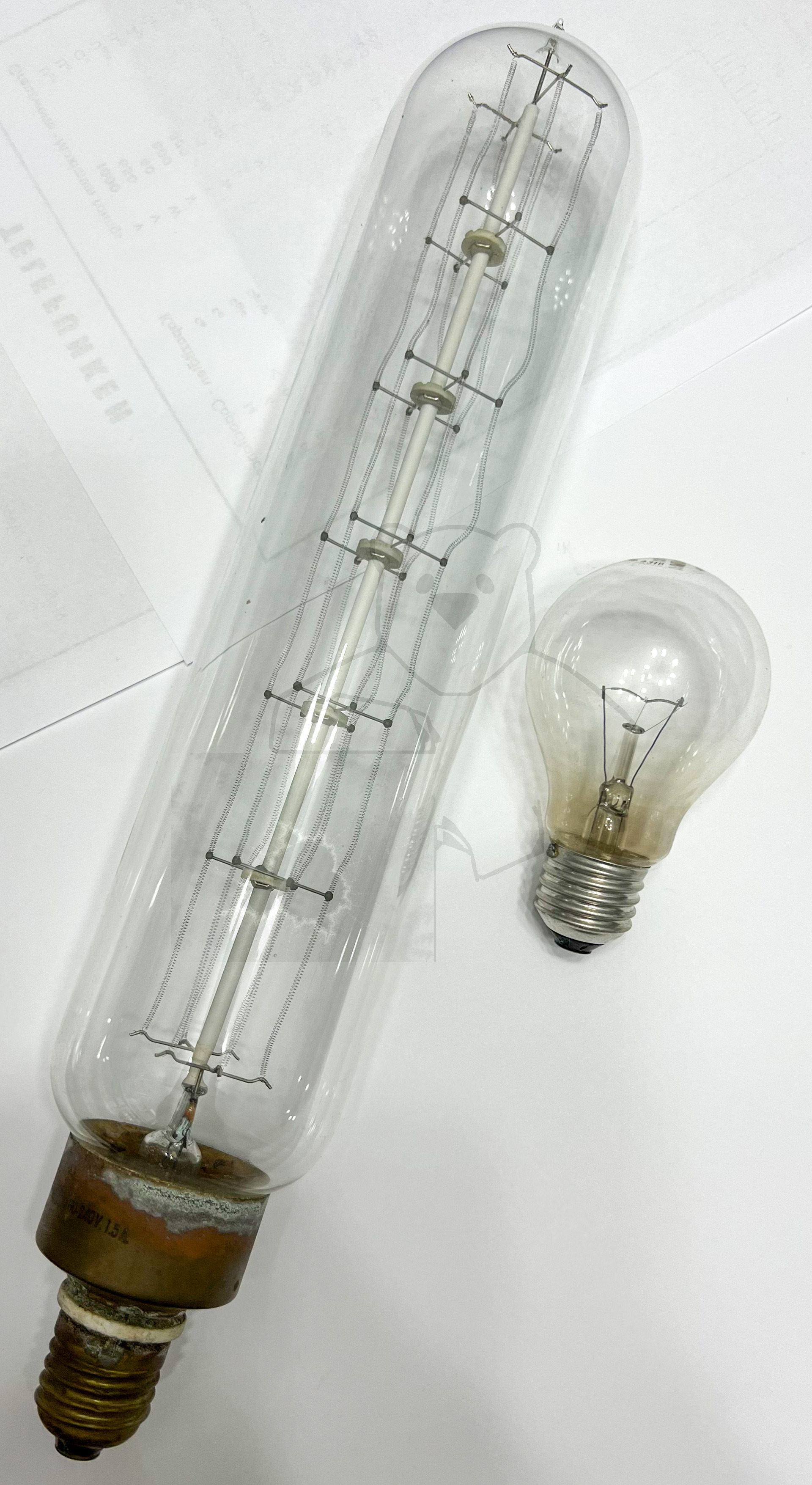 Röhre Eisen-Wasserstoff Widerstand 80-240V, 1,5A #3983 Grössenvergleich mit einer 100 Watt Glühbirne